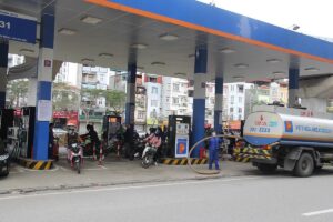 Giá xăng thay đổi chóng mặt trong nhiều năm qua làm các dịch vụ vận tải lao đao