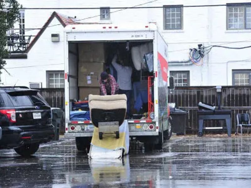 Chuyển nhà vào mùa mưa bão