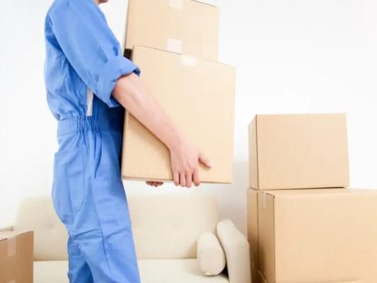 tự chuyển nhà hay thuê dịch vụ