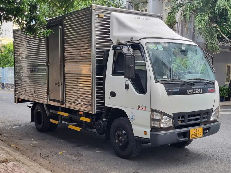 xe tải thùng kín chở hàng