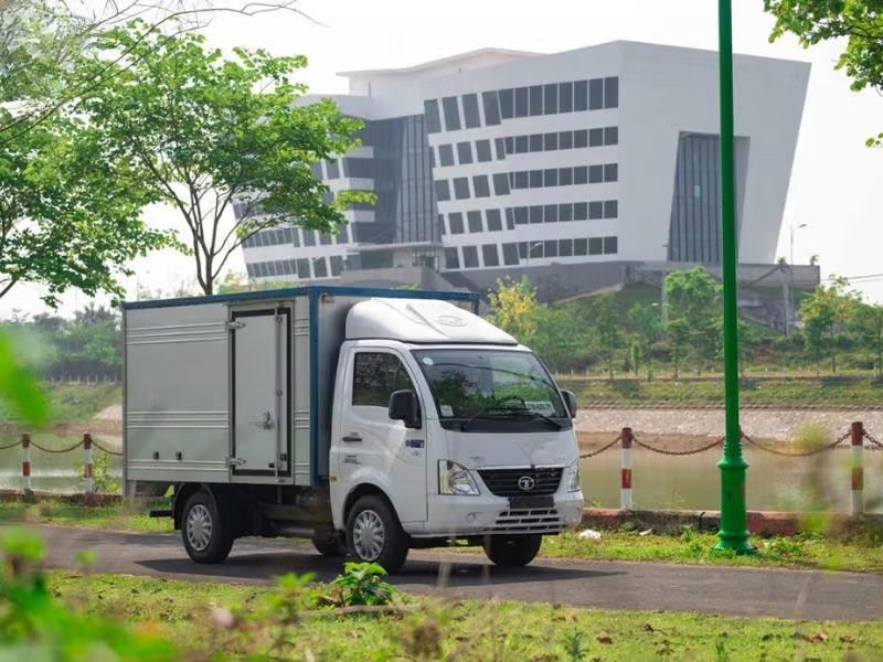 xe tải vào hầm chung cư