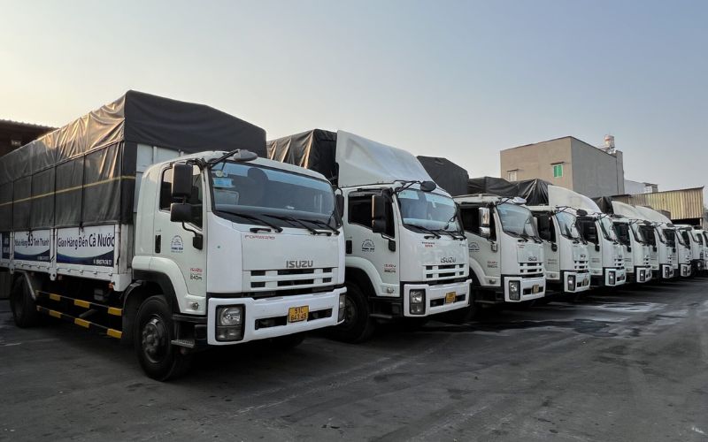 xe tải chở hàng theo hợp đồng dài hạn