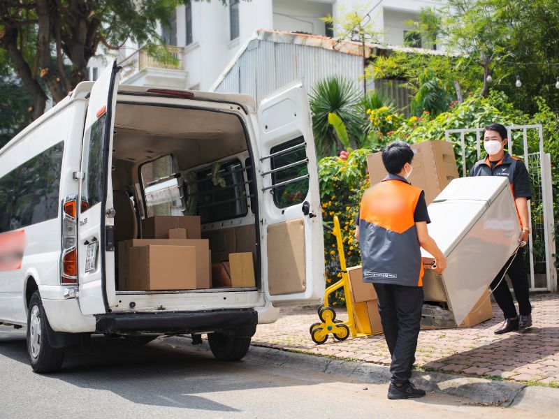 xe tải chở hàng sinh viên